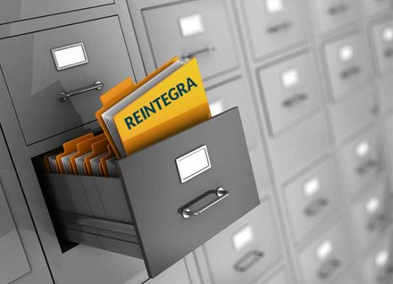 Arquivo identificado como Reintegra em gaveta de fichário, simbolizando a importância de utilizar créditos tributários e não deixar benefícios fiscais parados