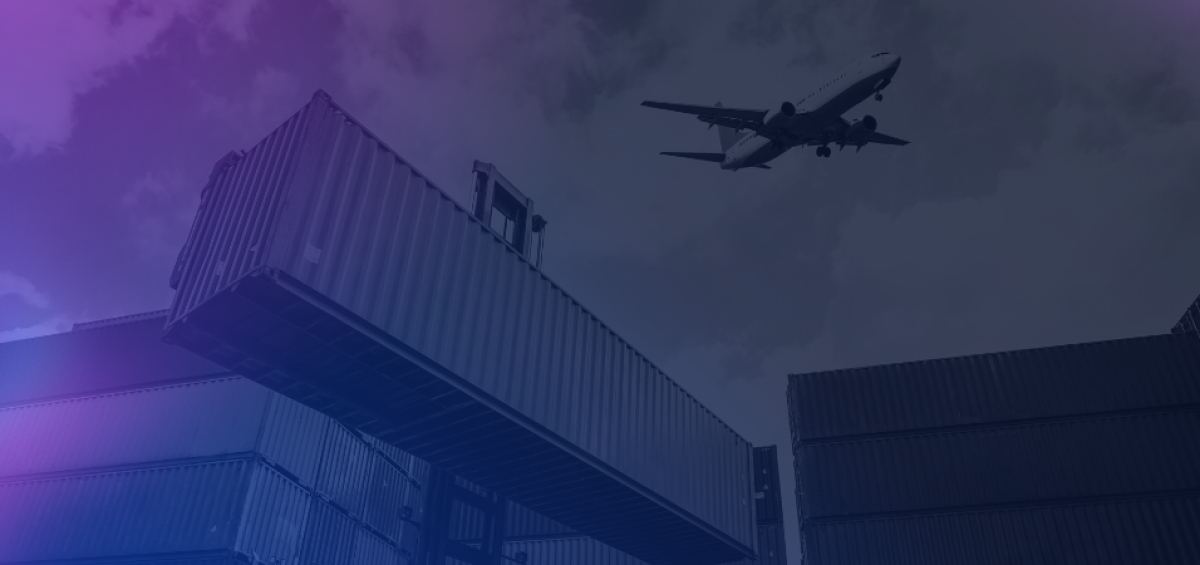Terminal de contêineres com avião sobrevoando o céu, representando os desafios fiscais enfrentados por empresas exportadoras e as soluções propostas para superá-los, conforme abordado pela Becomex.