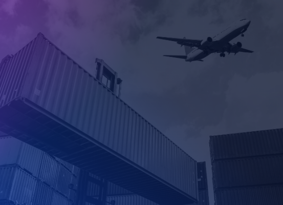 Terminal de contêineres com avião sobrevoando o céu, representando os desafios fiscais enfrentados por empresas exportadoras e as soluções propostas para superá-los, conforme abordado pela Becomex.