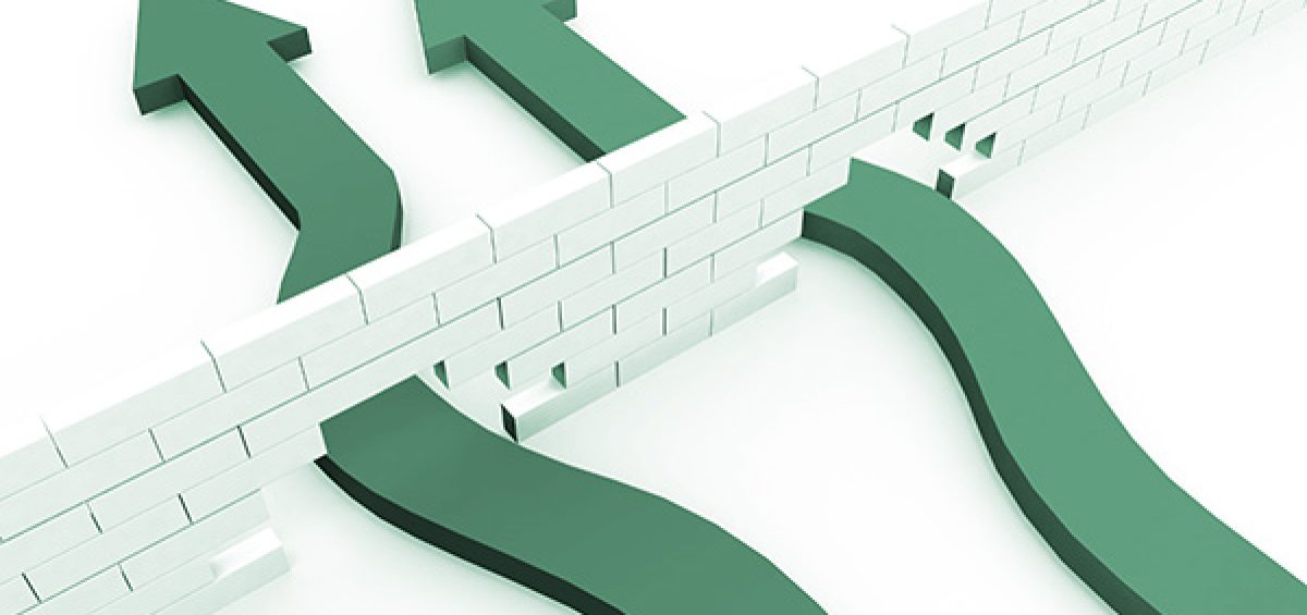 Ilustração com setas atravessando uma parede, destacando que compreender e cumprir as regras permite às empresas vencer obstáculos e manter-se em conformidade.