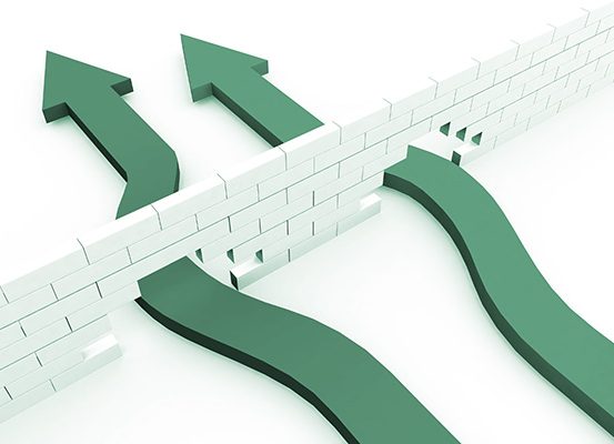 Ilustração com setas atravessando uma parede, destacando que compreender e cumprir as regras permite às empresas vencer obstáculos e manter-se em conformidade.