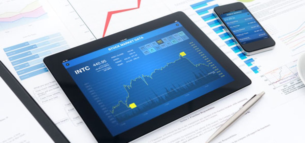 Tablet e smartphone exibindo gráficos financeiros sobre regime Drawback e oportunidades de suspensão no mercado nacional