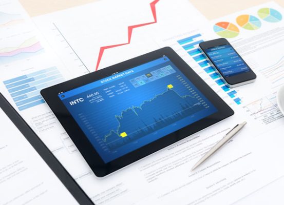 Tablet e smartphone exibindo gráficos financeiros sobre regime Drawback e oportunidades de suspensão no mercado nacional