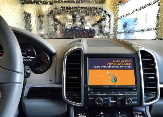 Guia prático de Plano de Contas exibido em tela de carro, mostrando como criar subcontas contábeis sem riscos e com segurança.
