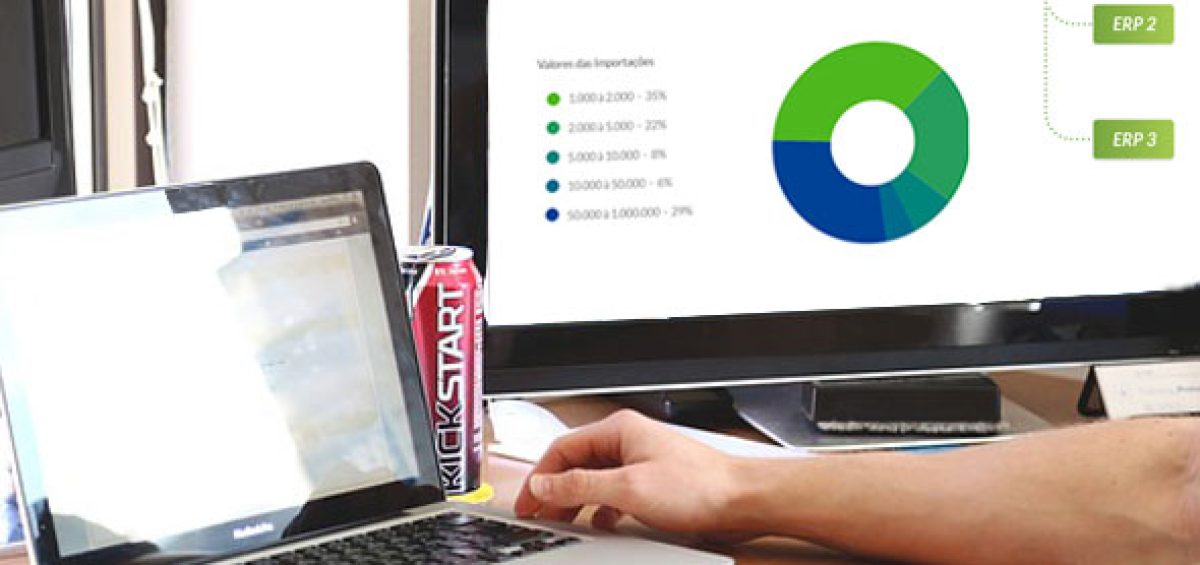 Profissional utilizando laptop e sistema ERP integrado em tela com gráfico de importações, destacando como o Transfer Pricing pode otimizar processos e facilitar a entrega de informações fiscais.