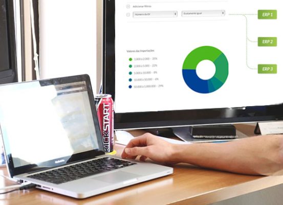 Profissional utilizando laptop e sistema ERP integrado em tela com gráfico de importações, destacando como o Transfer Pricing pode otimizar processos e facilitar a entrega de informações fiscais.
