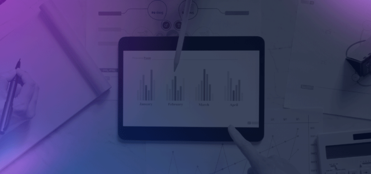 Tablet com relatórios financeiros e gráficos ao lado de documentos impressos, representando como o Transfer Pricing (TP) impacta o planejamento tributário das empresas.
