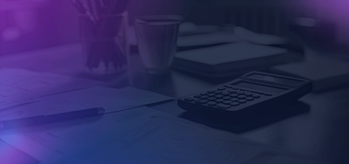 Mesa de trabalho com calculadora, canetas e documentos fiscais representando os desafios da consolidação de dados dentro da lei de Transfer Pricing