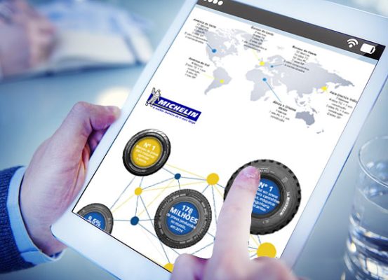Executivo utilizando tablet com case Michelin sobre transfer pricing, destacando planejamento estratégico e gestão tributária internacional no Brasil