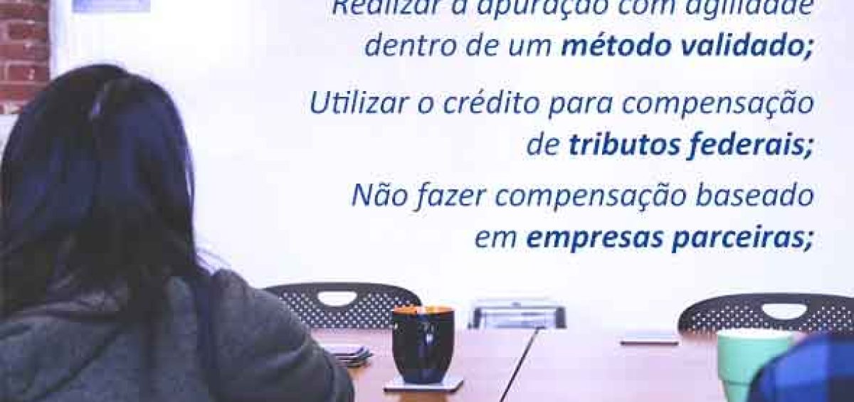 Reunião em sala de conferência com profissionais discutindo planejamento tributário e boas práticas para utilização de crédito Reintegra, com foco em método validado e compensação de tributos federais