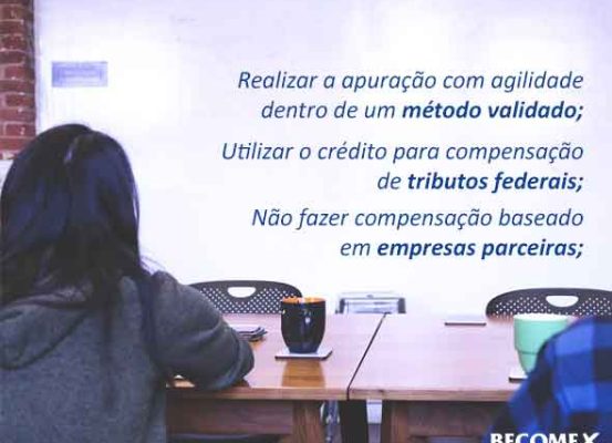 Reunião em sala de conferência com profissionais discutindo planejamento tributário e boas práticas para utilização de crédito Reintegra, com foco em método validado e compensação de tributos federais