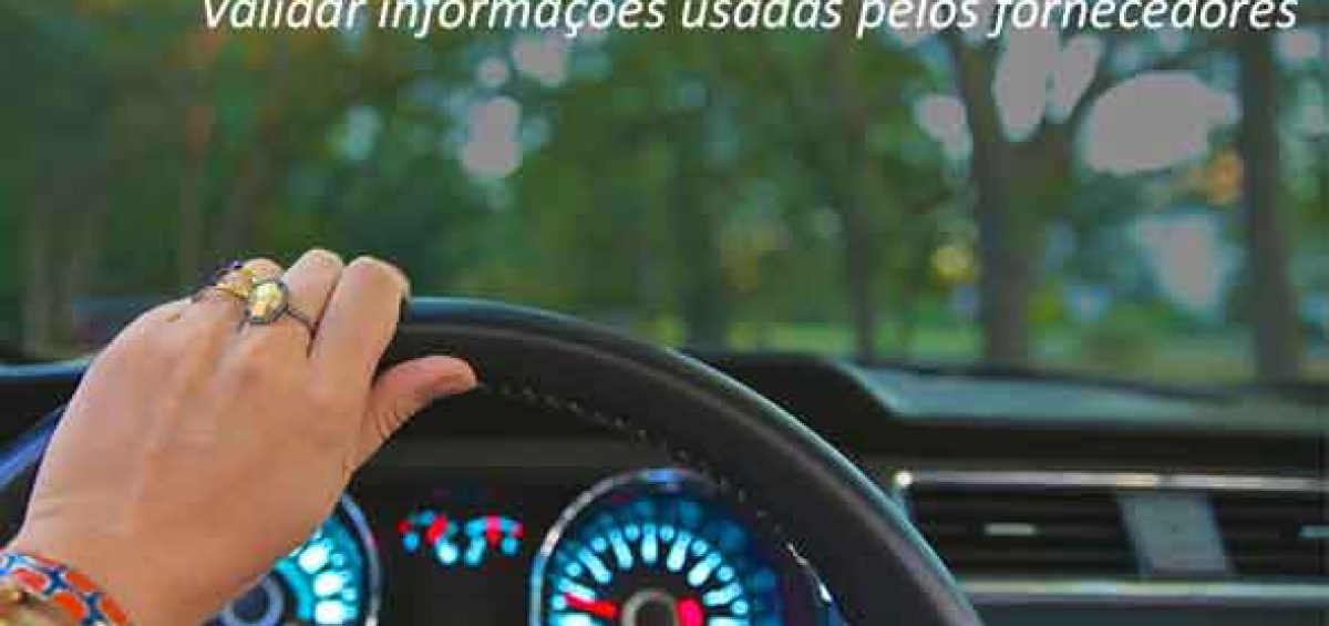 Mão conduzindo volante de carro com painel aceso, acompanhada de dicas sobre gestão tributária automotiva e classificação fiscal, destacando a importância da consultoria para evitar erros em NCMs e validar informações de fornecedores.