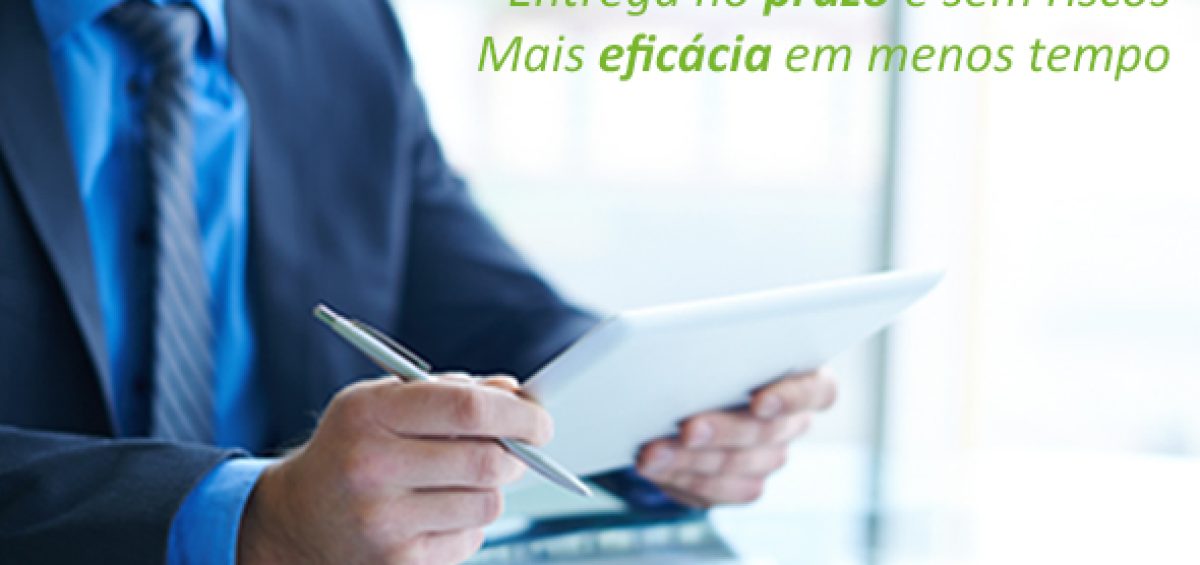 Profissional utilizando tablet e relatórios para gestão do IRPJ Manager, garantindo eficiência no controle da ECF e impostos diretos.