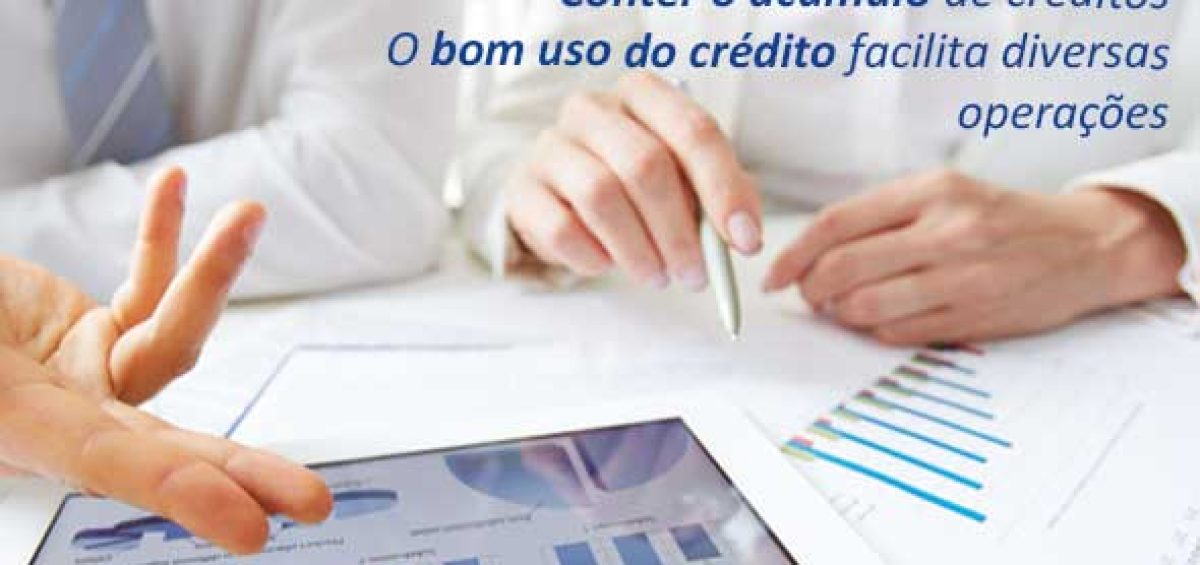 Planejamento fiscal e tributário otimizando créditos fiscais, com profissionais analisando relatórios e gráficos financeiros em reuniões estratégicas.