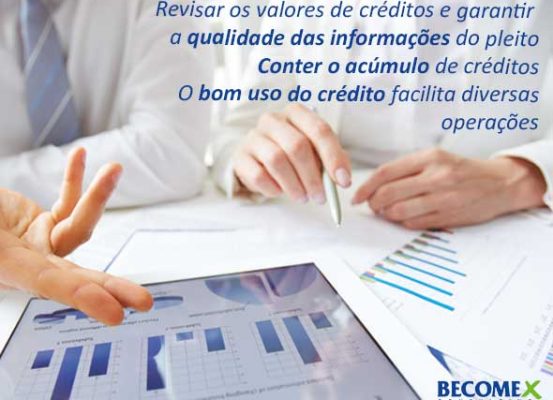 Planejamento fiscal e tributário otimizando créditos fiscais, com profissionais analisando relatórios e gráficos financeiros em reuniões estratégicas.