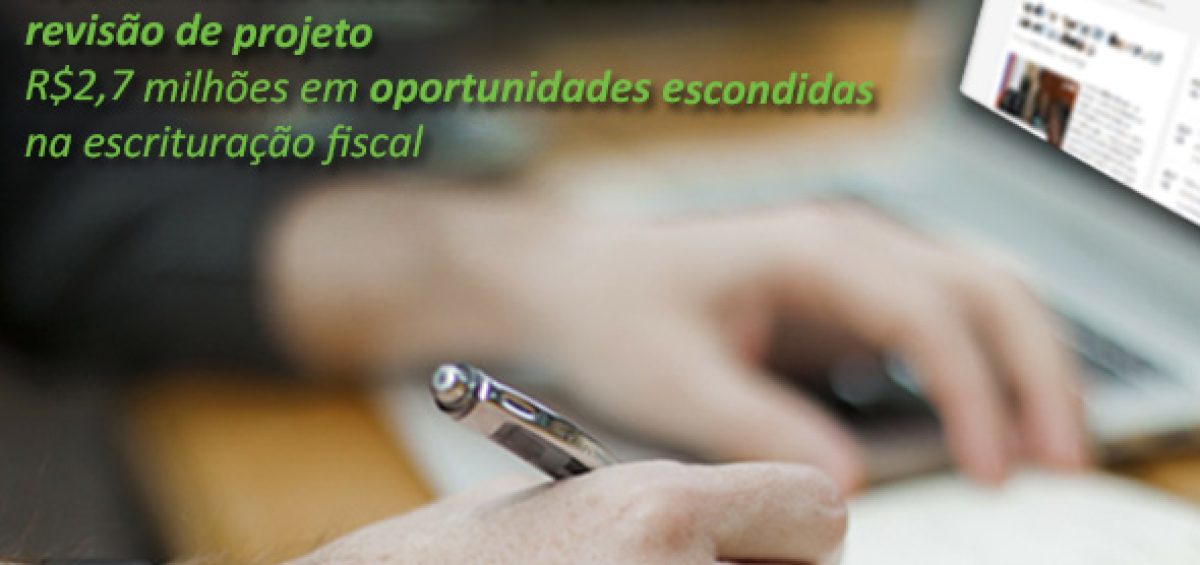 Pessoa analisando dados financeiros no notebook enquanto faz anotações, representando oportunidades na recuperação de tributos e créditos fiscais — recuperação-de-tributos-confira-resultados-possiveis