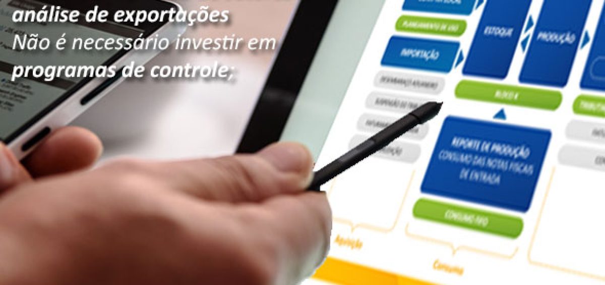 Pessoa utilizando tablet com fluxograma de gestão e exportações, representando planejamento do regime RECOF-SPED com foco em integração de setores e oportunidades tributárias