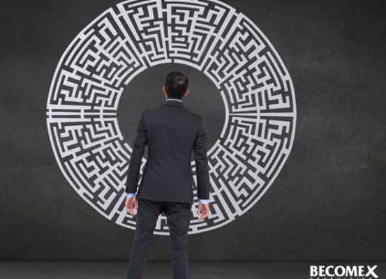 Homem de terno observando um labirinto circular em parede escura, simbolizando os desafios e oportunidades na gestão de regimes especiais para redução de custos empresariais