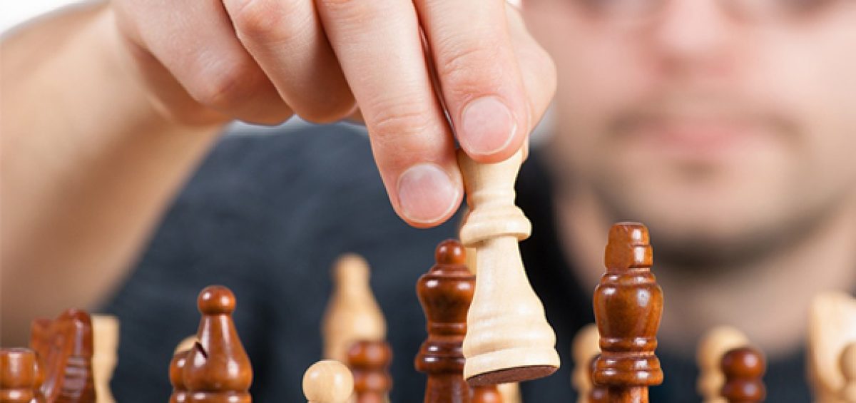Pessoa movimentando peça de xadrez como metáfora da inteligência fiscal e da gestão estratégica com integração de regimes especiais