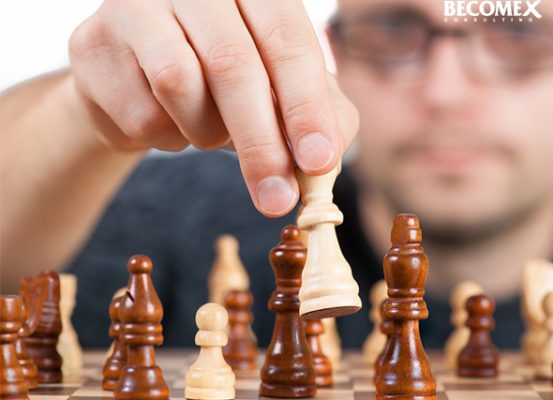 Pessoa movimentando peça de xadrez como metáfora da inteligência fiscal e da gestão estratégica com integração de regimes especiais