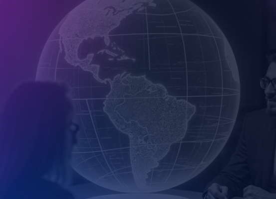 Reunião de executivos diante de um globo digital iluminado, simbolizando o impacto global do BEPS e seus efeitos nas empresas.