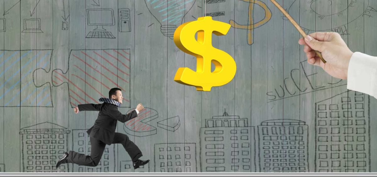 Empresário correndo em direção a símbolo de dinheiro, representando inteligência tributária e estratégias para trazer novos recursos financeiros para a empresa.