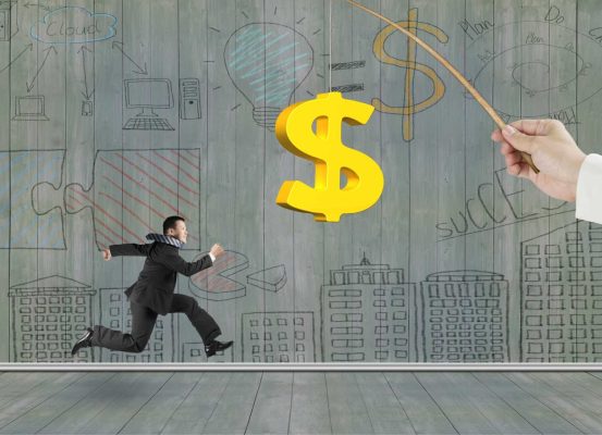 Empresário correndo em direção a símbolo de dinheiro, representando inteligência tributária e estratégias para trazer novos recursos financeiros para a empresa.