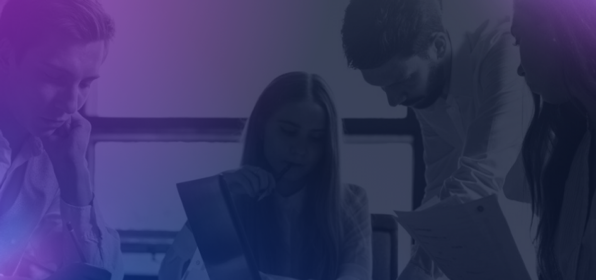 Equipe de profissionais analisando documentos e dados no escritório, representando o processo de cadastro no Siscoserv como oportunidade de melhoria para empresas