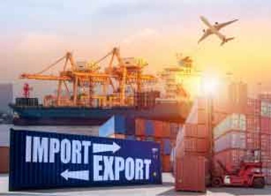 Impactos do Portal Único Siscomex no comércio exterior: navio cargueiro, contêineres, guindastes portuários e avião simbolizando integração e modernização das importações e exportações no Brasil.