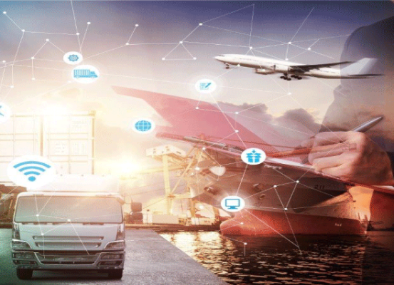 Executivo analisando operações de comércio exterior com contêineres, transporte marítimo, aéreo e rodoviário integrados por tecnologia digital, destacando as vantagens do Portal Único Siscomex.