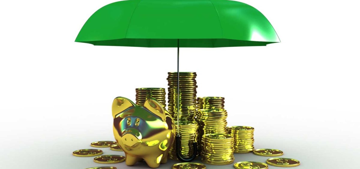 Recuperação de impostos representada por cofre em formato de porquinho dourado protegido por guarda-chuva verde, destacando como a recuperação tributária pode tornar a área fiscal mais estratégica.