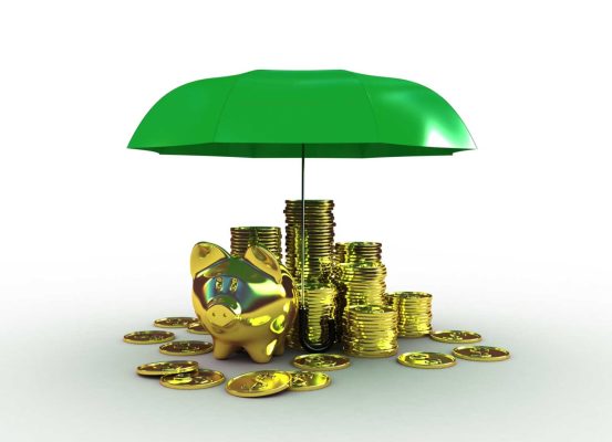 Recuperação de impostos representada por cofre em formato de porquinho dourado protegido por guarda-chuva verde, destacando como a recuperação tributária pode tornar a área fiscal mais estratégica.