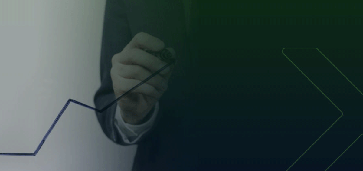 Profissional da área tributária traçando linha de crescimento em gráfico, representando como a gestão fiscal pode ser um acelerador do crescimento empresarial em 2021.