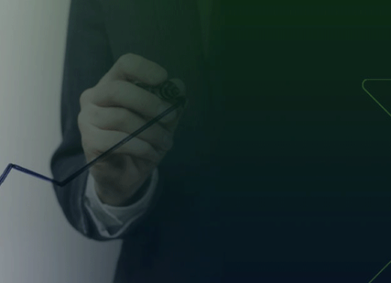 Profissional da área tributária traçando linha de crescimento em gráfico, representando como a gestão fiscal pode ser um acelerador do crescimento empresarial em 2021.