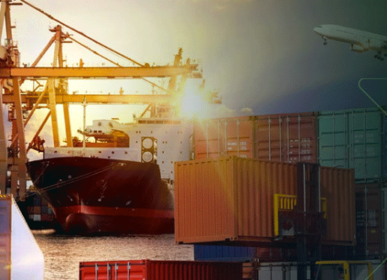 Navios cargueiros, contêineres e avião ilustrando mudanças no comércio exterior do Brasil para aumento de produtividade