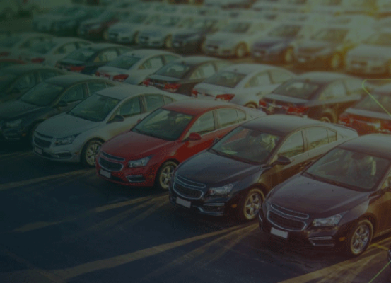 Estacionamento com fileiras de carros novos, representando o panorama da indústria automotiva no Brasil e a recuperação do setor após queda nas vendas.