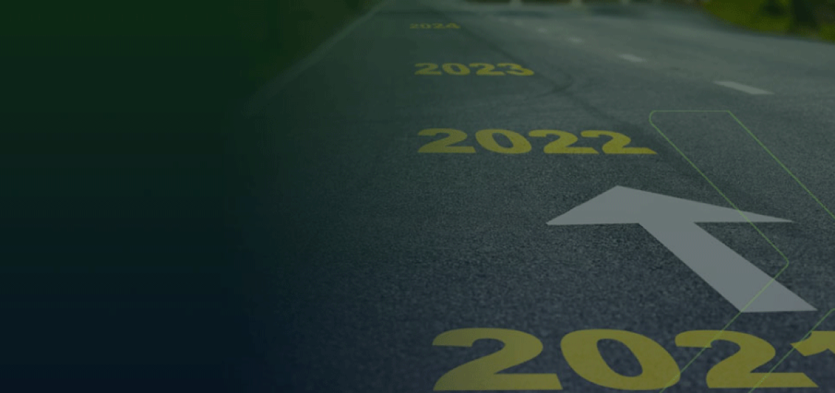 Estrada com marcações dos anos de 2021 a 2024 e seta branca apontando para frente, simbolizando planejamento estratégico e crescimento empresarial – 2020: um ano para confirmar que estamos no caminho certo