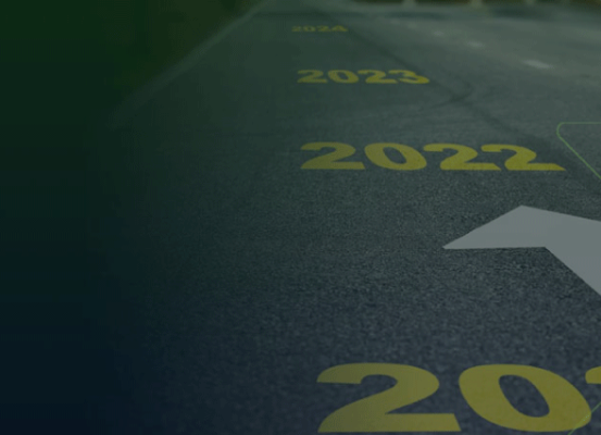 Estrada com marcações dos anos de 2021 a 2024 e seta branca apontando para frente, simbolizando planejamento estratégico e crescimento empresarial – 2020: um ano para confirmar que estamos no caminho certo