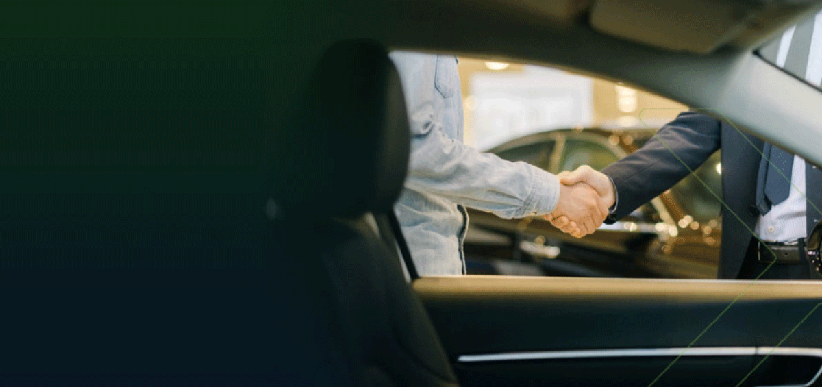 Aperto de mãos visto de dentro de um carro, simbolizando parcerias estratégicas e inteligência tributária no setor automotivo — Balanço Anfavea de janeiro de 2021