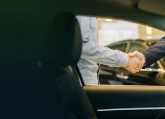 Aperto de mãos visto de dentro de um carro, simbolizando parcerias estratégicas e inteligência tributária no setor automotivo — Balanço Anfavea de janeiro de 2021