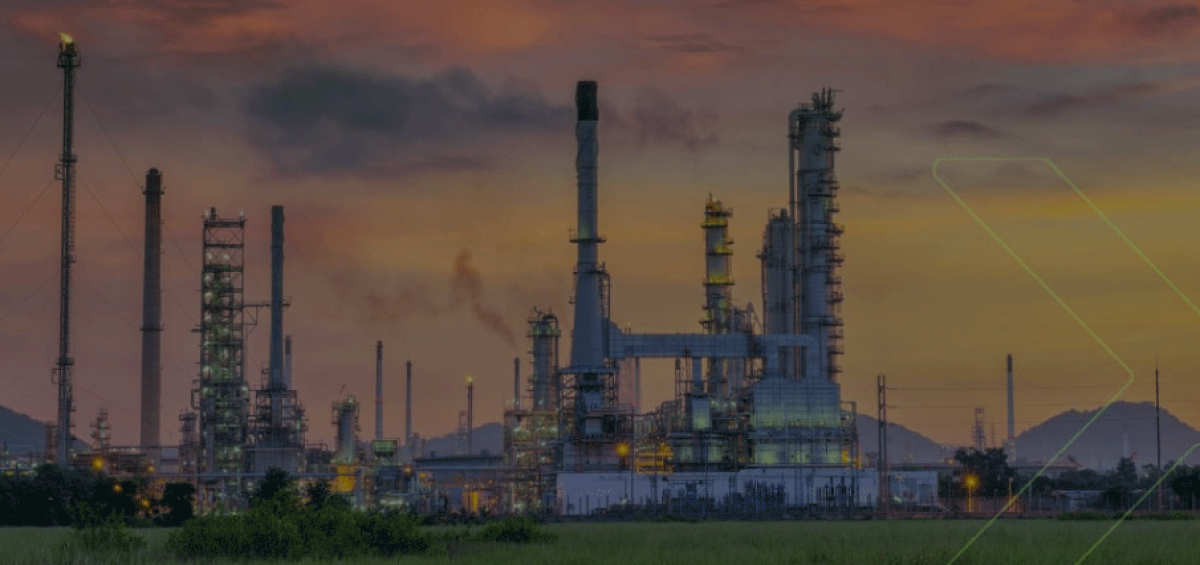 Refinaria ao pôr do sol representando a migração do regime de Drawback para o Repetro-Industrialização e as novidades na gestão tributária do setor de óleo e gás.