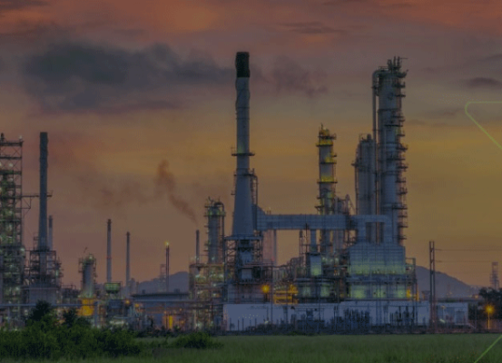 Refinaria ao pôr do sol representando a migração do regime de Drawback para o Repetro-Industrialização e as novidades na gestão tributária do setor de óleo e gás.