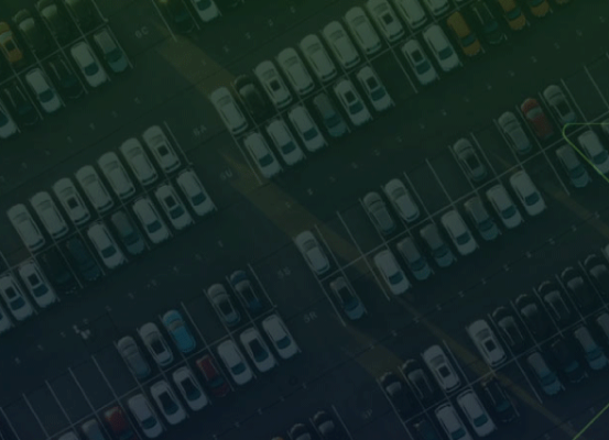 Estacionamento repleto de automóveis vistos de cima, simbolizando o impacto da pandemia de Covid-19 no setor automotivo e o debate sobre possíveis soluções para superar a crise.