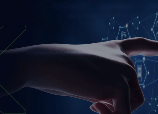 Mão apontando para um ícone digital de nuvem com transferência de dados, representando a importância da correta interpretação de dados para o sucesso das empresas.