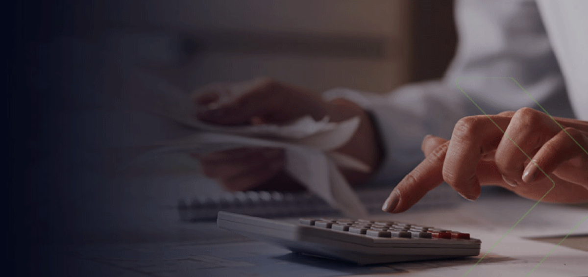 Profissional utilizando calculadora e analisando documentos fiscais, representando as novidades sobre a exclusão do ICMS da base de cálculo do PIS e COFINS.