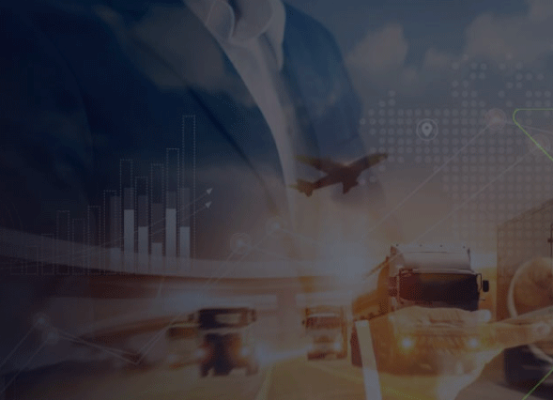 Transporte de cargas com caminhões em rodovia, avião em voo e elementos gráficos de logística, representando a possibilidade de potencialização da alíquota do Reintegra para empresas exportadoras.