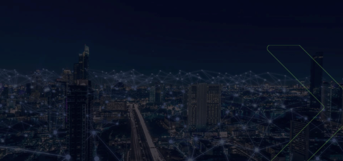 Paisagem urbana noturna com prédios iluminados e conexões digitais interligando a cidade, representando tecnologia e dados trabalhando estrategicamente a favor das empresas.