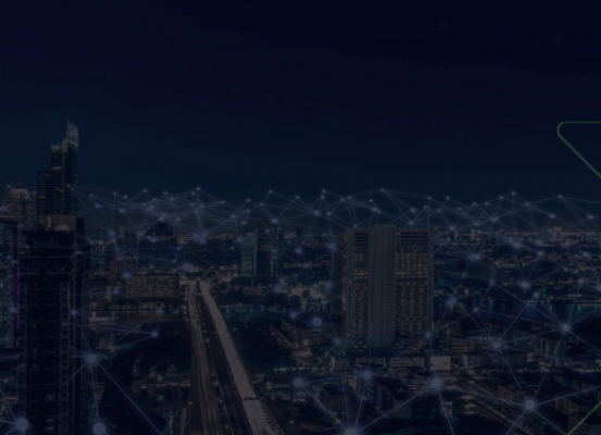 Paisagem urbana noturna com prédios iluminados e conexões digitais interligando a cidade, representando tecnologia e dados trabalhando estrategicamente a favor das empresas.