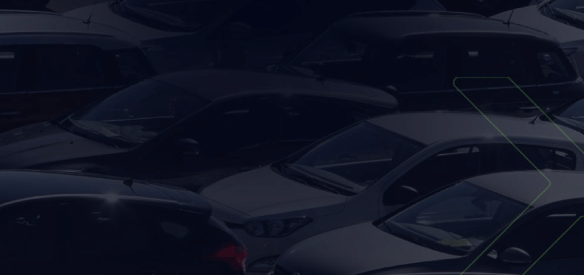 Carros estacionados representando o cenário da indústria automotiva e a relação entre montadoras e fornecedores em busca de soluções economicamente sustentáveis