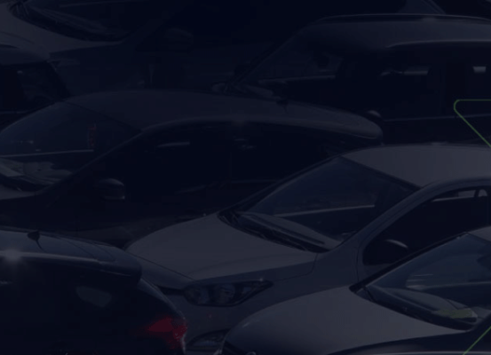 Carros estacionados representando o cenário da indústria automotiva e a relação entre montadoras e fornecedores em busca de soluções economicamente sustentáveis